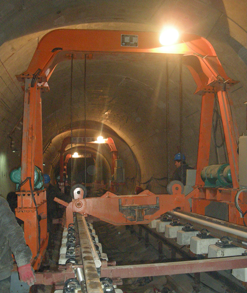 隧道內標準軌排鋪軌施工